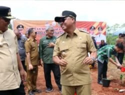 Kunker di Luwu Timur, Pj. Gubernur Sulsel Bagikan Bibit Pisang Cavendish