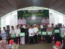 Bupati Lutim Serahkan Hibah kepada Lembaga Keagamaan saat Safari Ramadhan di Malili