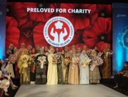 Ikuti Fasion Show Dekranasda Sulsel, Hj. Sufriaty Kenakan Baju Khas Taipa
