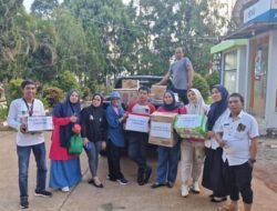 Komunitas Sedekah Jum’at Setdakab Lutim kembali Serahkan Bantuan untuk Korban Banjir Luwu
