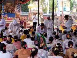 Camat Tomoni Timur Hadiri Piodalan Pura Dalem Penataran di Desa Cendana Hitam