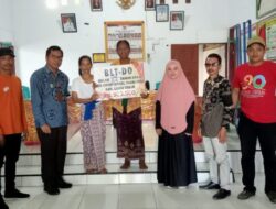 Camat Tomoni Timur Pantau Penyaluran BLT-DD di Dua Desa