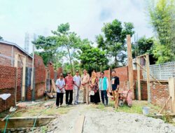 Kades Didampingi Ketua BPD Tinjau Pembangunan Kantor Desa Lampenai