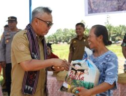 Bupati Serahkan Bibit Padi dan Pupuk pada Acara Syukuran Panen Warga Lampenai