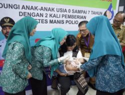 Buka Pencanangan PIN Polio Tingkat Kabupaten, Hj. Sufriaty Lakukan Pemberian Imunisasi