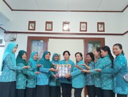 Peduli Lingkungan, TP PKK Kecamatan Tomtim Buat Kursi Ecobrick