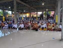 Camat Tomoni Timur Hadiri Piodalan Purnama Kapat di Pura Jagat Nata Desa Kertoraharjo