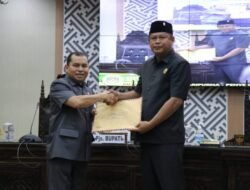 Pjs Bupati Jayadi Serahkan Ranperda APBD 2025 ke DPRD Lutim