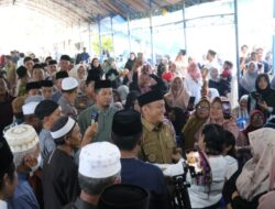 Safari Ramadhan Spesial, Bupati Irwan Dapat Pelukan Hangat dari Warga Wasuponda