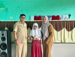 Puluhan Siswa Berprestasi di Desa Balantang Terima Beasiswa, Orang Tua Bersyukur