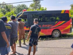 Mobil Jenazah Milik Pemkab Lutim Alami Kecelakaan Tunggal di Tomoni