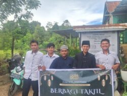 PKBM Nuha Wasuponda Bagi Takjil untuk Masyarakat