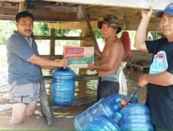 Warganya Kembali Terdampak Banjir, Kades Parumpanai Turun Langsung Bagikan Bantuan