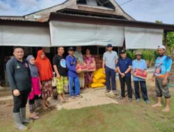 Rusdi Layong Bersama Dinsos Luwu Timur Serahkan Bantuan Kepada Warga yang Terdampak Banjir di Parumpanai