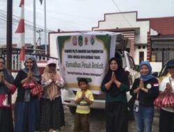 Bumdes dan Pemdes Langkea Raya Bagi Takjil Untuk Pengguna Jalan