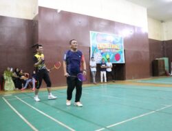Bupati Irwan Tunjukkan Aksi di Lapangan Bulu Tangkis Lawan Kapolres Lutim