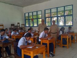 Camat Tomoni Timur Pantau Hari Pertama Pelaksanaan Ujian Sekolah Tingkat SD dan SMP