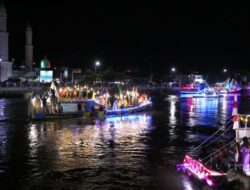 Semarak Warna-warni di Sungai Malili, Lomba Perahu Hias Meriahkan Hari Jadi ke-22 Lutim