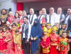 Kenakan Gaun Taipa, dr Ani Nurbani Angkat Budaya Lutim di Fashion Show Dekranasda