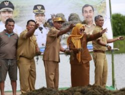 Wabup Lutim Lakukan Penebaran Bibit Rumput Laut Gracilaria di Lakawali Pantai