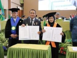 Bupati Luwu Timur Terima Penghargaan Alumni Berprestasi dari UMI Makassar