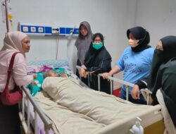 Tersentuh Kisah Lansia Terlantar, Wabup Puspawati Turun Langsung Serahkan Bantuan di RS