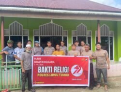 Sambut Hari Bhayangkara, Polsek Malili dan Komunitas Bersih-bersih Masjid Gelar “Bakti Religi”