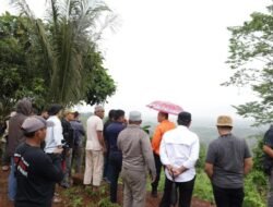 Peduli Petani, Bupati Irwan Tinjau Langsung Lokasi Kebun Lada di Loeha