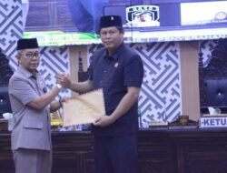 Sekda Lutim Serahkan Ranperda Perubahan APBD 2025, Fokus pada Program Pro-Rakyat