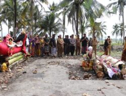 Hadiri Upacara Ngaben di Kertoraharjo, Bupati Luwu Timur Ajak Warga Jaga Kebersamaan