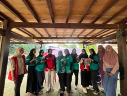 Mahasiswa KKN Unhas Sosialisasi Pemanfaatan Limbah Rumah Tangga Menjadi POC di Desa Lampenai