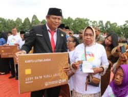 Ketua DPRD Serahkan Secara Simbolis Kartu Lutim Lansia Usai Upacara HUT RI