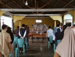 Camat Tomoni Timur Hadiri Pelantikan Aparat Desa Purwosari