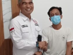 Suami Pasien dan Direktur RSUD I Lagaligo Saling Menguatkan demi Kesembuhan Ibu Herlina