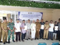 Penantian 33 Tahun Berakhir, Warga Transmigrasi Puncak Indah Terima Sertifikat Tanah