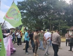 Wakil Ketua DPRD Lutim Hadir Ditengah Aksi Demo Petani