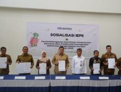 Bupati Irwan Tandatangani Komitmen Aksi Pencegahan Korupsi 2025