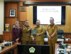 Boyong Aparat Desa Belajar di Sentra Bandeng Jatim, Bupati Irwan Disambut Bupati Gresik