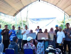 Momen Penyerahan Kartu Lansia di Nuha, Warga Sampaikan Terima Kasih