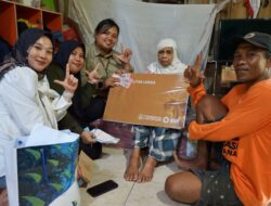 Sebrangi Danau Matano, Pemkab Lutim Antar Kartu Lansia ke Warga Sakit