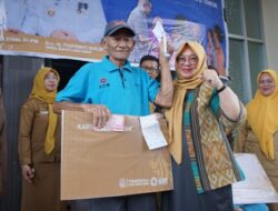 Serahkan Kartu Lansia, Wabup Puspawati Harap Jadi Berkah untuk Para Orang Tua