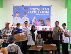 Kartu Lutim Lansia Bantu 221 Orang Tua di Tomoni Timur, Harapan Baru di Usia Senja