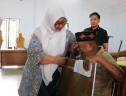 Warga Lanjut Usia Menangis Haru Saat Terima Kartu Lutim Lansia di Burau