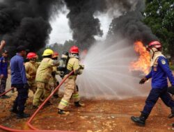 Damkar Lutim Latih PPPK Tahap II Melalui Simulasi Pemadaman Api