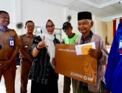 Tinggal Sendiri dengan Kondisi Tangan Patah, Abdul Aziz Terharu Terima Kartu Lansia
