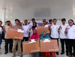 Serahkan 237 Kartu Lansia di Tomoni, Wabup : Hari ini Saya Hadir Sebagai Anak