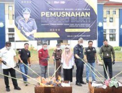 Kejari Lutim Gelar Pemusnahan Barang Bukti 37 Perkara Periode Juli–November 2025 ‎