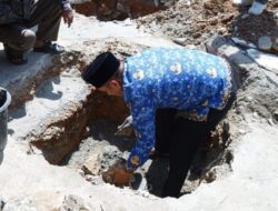 Masjid Nurul Hidayah Puncak Indah Dibangun Jadi lebih Megah, Bupati Irwan Letakkan Batu Pertama