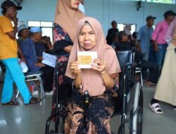 Pemkab Lutim Tuntaskan Penyaluran Kartu ATM Lansia di Kecamatan Burau