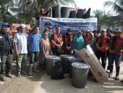 Bupati Luwu Timur Serahkan Bantuan Langsung ke Warga Terdampak Banjir Aceh Tamiang